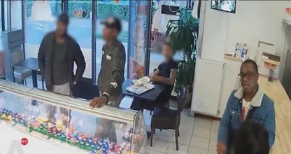 Bizar: deze klant ramt de heel boel in elkaar in een Amsterdamse snackbar, omstanders doen niks en lachen er zelfs om!