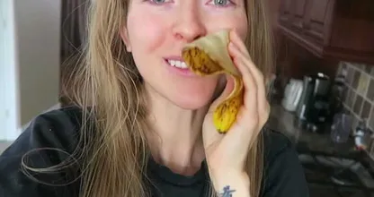 Esta mulher esfrega uma casca de banana no rosto todos os dias e este é o motivo!
