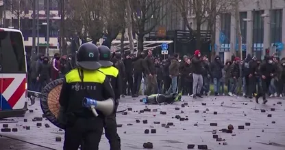 Rellen en vernietigingen in tien gemeenten na ingaan avondklok