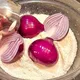 Mische Zwiebeln mit Mehl für ein tolles Ergebnis