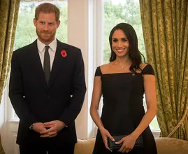 Dit hoge prijskaartje hangt aan de zwangerschapsgarderobe van Meghan Markle