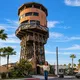 Esta mujer vive a 60 pies de altura sobre su calle en una torre de agua... y no te vas a creer las vistas que tiene desde dentro