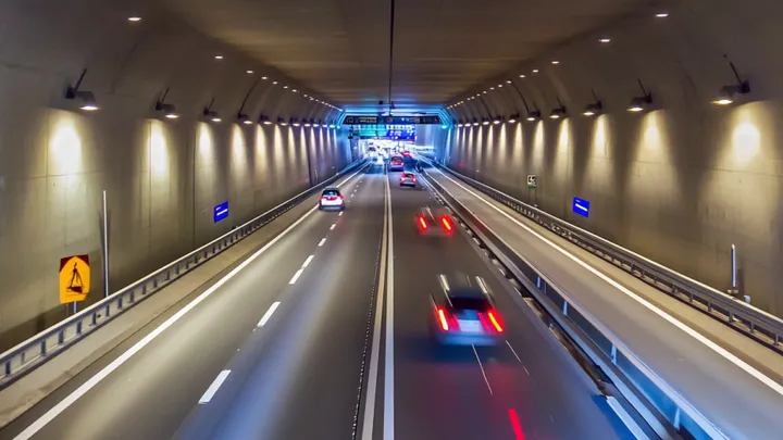 Un motorista arrolla a 47 vehículos en un túnel suizo y paga el precio de su vida