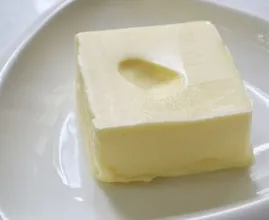 Vergessen die Butter aus dem Kühlschrank zu holen? Mit diesem Tipp ist deine Butter innerhalb von Sekunden auf Zimmertemperatur!