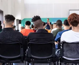 Jongeren melden zich steeds vaker ziek op school
