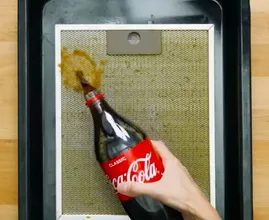 Verklebte Abzugshaube reinigst du viel effektiver mit Cola. Kein Scherz!