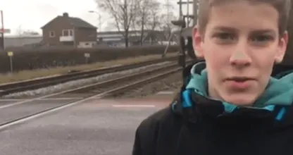 Wat een ongelofelijke held: Ruben (15) redt een gevallen oude vrouw van een aanstormende trein