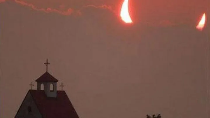 26 Photos That Were Timed To Perfection (You’ll Have To Look Twice To Figure Them Out)