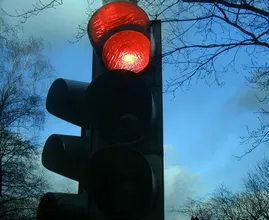 Dit gebeurt er als je je telefoon gebruikt terwijl je voor een rood stoplicht staat