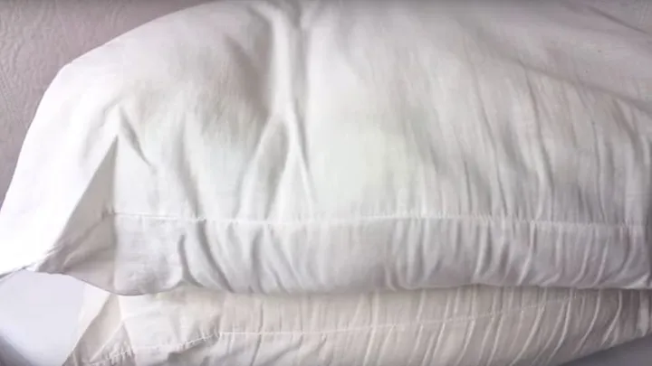 This is the secret to removing yellow stains from your white pillows! It's super simple!