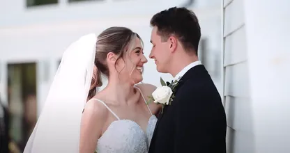 Mutter fällt bei der Hochzeit ihres Sohnes fast in Ohnmacht, als sie erkennt, dass die Braut ihre Tochter ist!