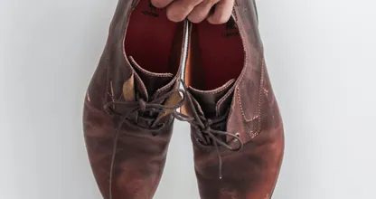 Ecco i segnali che indicano che dovresti sostituire le tue vecchie scarpe