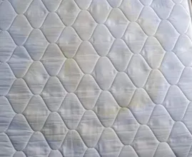 Verfärbungen oder Flecken auf der Matratze? Mit diesen 3 Zutaten wirst du sie direkt los!
