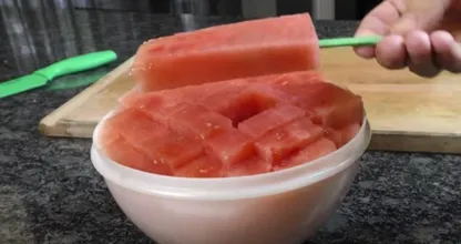 Praktisch und erfrischend: Wassermelone am Stiel!