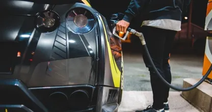 Waarom de tankdop niet bij iedere auto aan dezelfde kant zit