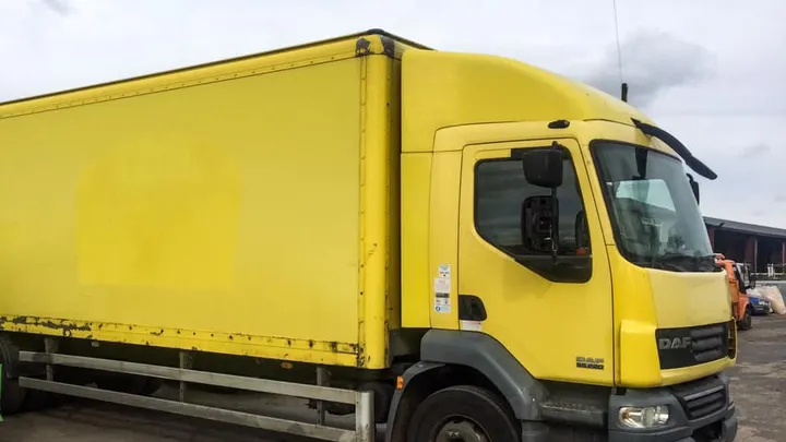 Un couple achète un vieux camion et le convertit en un bel appartement