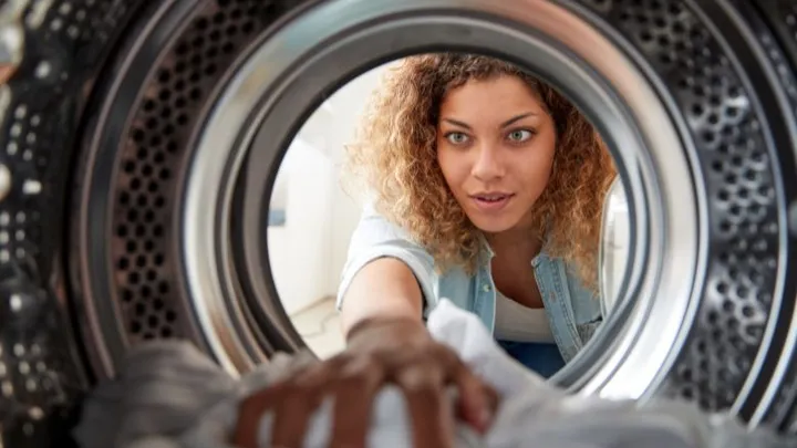 Stinkt jouw donkere kleding soms ook als je het hebt gewassen? Hier komt het door