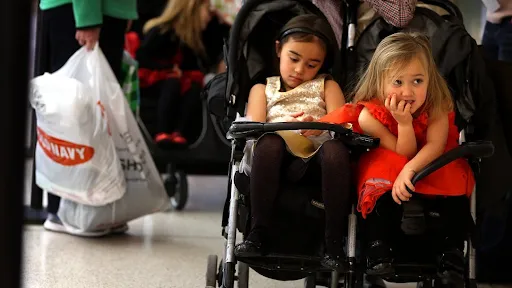 Oude vrouw wordt vertrapt terwijl ze een cadeau voor haar kleinzoon probeert te kopen op Black Friday