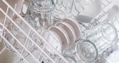 So werden milchige Gläser wieder glasklar und glänzend