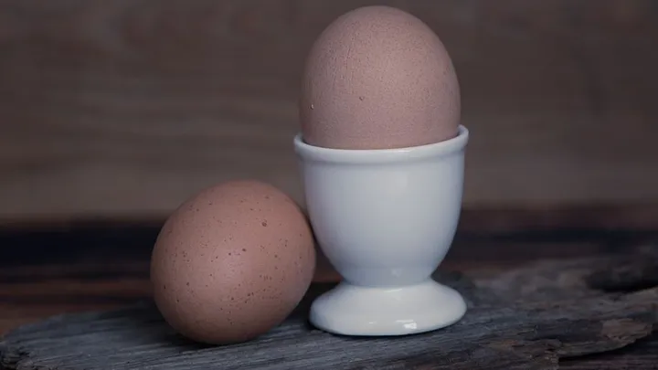 Er pellt sein hartgekochtes Ei in nur drei Sekunden! Das kann jeder! Wow dieser Trick ist genial!