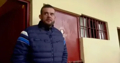 Joran van der Sloot doet het naar verluidt met drie verschillende vrouwen