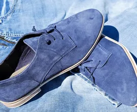 Vlekken op je suède schoenen? Met deze simpele truc verwijder je ze