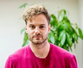 Jim Bakkum zet bijzondere tatoeage voor dochter Molly