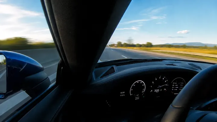 A inesperada corrida de 300 km/h deste carro na Autobahn está mudando tudo o que os motoristas pensavam que sabiam