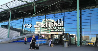 Lange files vandaag bij Schiphol vanwege terreurdreiging! Extra controles en maatregelen door marechaussee!