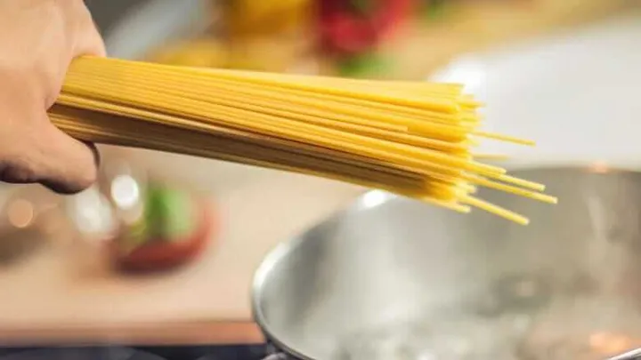Gli chef rivelano i più grandi errori che la maggior parte delle persone commette mentre cucina la pasta
