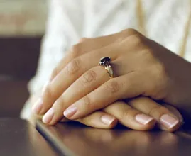 Hai le unghie scolorite? Ecco come si può prevenire o eliminare il problema
