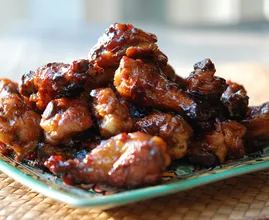 Estas piernas de pollo "pegajosas" adobadas en Licor 43 quedan como para chuparse los dedos