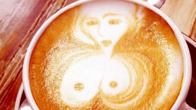 Het blijkt dat koffie drinken je borsten mogelijk doet verkleinen! Wow, hoe kan dat?
