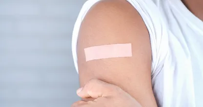 Gezwollen en pijnlijke oksels na vaccinatie: dit is waardoor dat komt