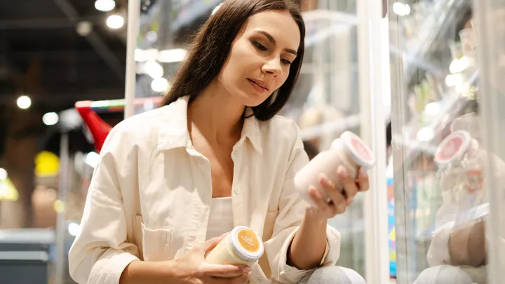 Een voedingsdeskundige legt uit hoe je de juiste yoghurt kiest in de supermarkt