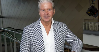 Dries Roelvink gaat viral met hilarische wijnproeverijen