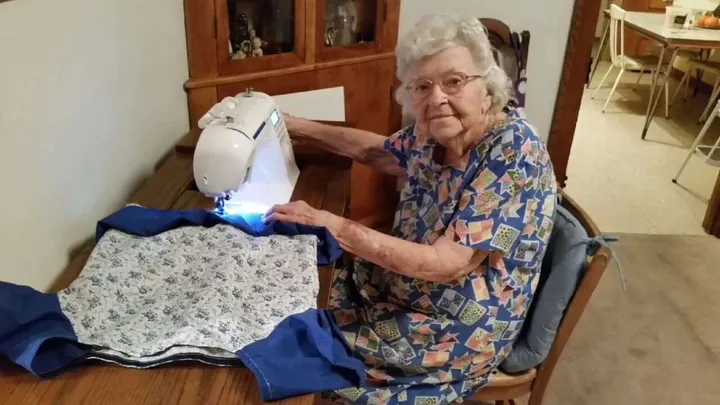 Lilian Weber van 100 jaar naait meer dan 1.000 jurkjes voor arme meisjes in Afrika! Dit is echt hartverwarmend!