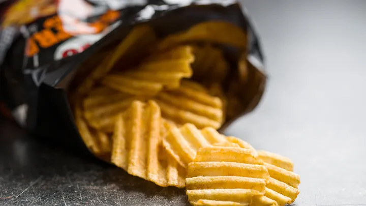 Waarom zit er zoveel lucht in een zak chips?
