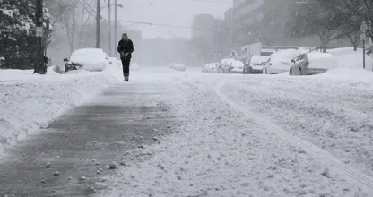 Come evitare di cadere sulle strade ghiacciate quando si esce all'aperto in inverno
