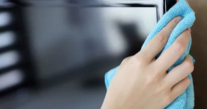 So bekommst du deinen Fernseher-, Computer- oder Laptopbildschirm absolut staubfrei!