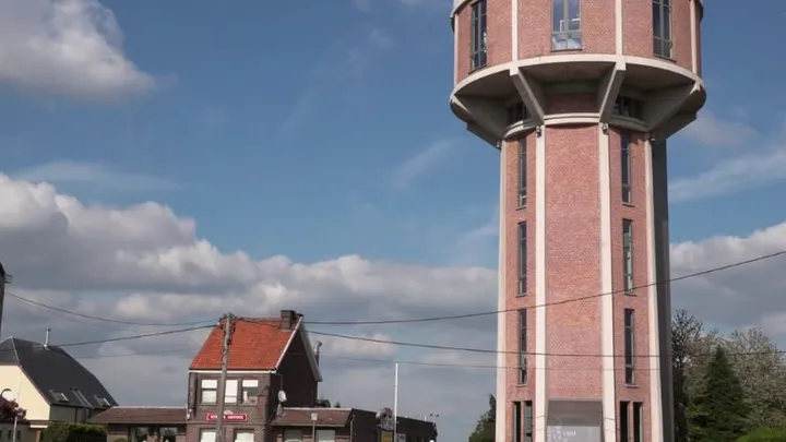Arquitecto transforma la antigua torre de agua en un verdadero palacio