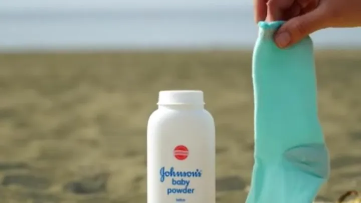 Waarom je vanaf nu altijd een oude sok en babypoeder meeneemt naar het strand