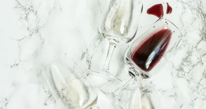 ¿Manchas de vino tinto? Así es como se eliminan fácilmente