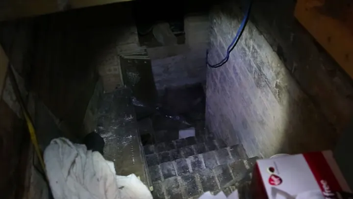 Man vindt geheim luik in zijn huis, wat eronder zit zal je verbazen!