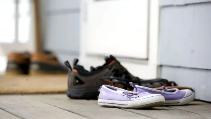 De reden waarom je nooit schoenen in huis zou moeten dragen