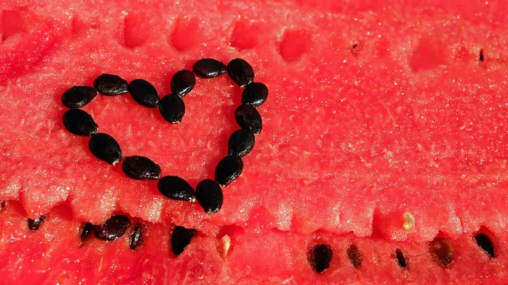 Qué pueden hacer las semillas de sandía por tu cuerpo, en lugar de tirarlas