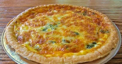 Heute noch kein Abendessen bedacht? Vielleicht ist es zeit für eine herzhafte Ziegenkäsetorte mit Porree und Speck!