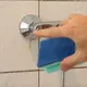 So einfach kannst du also deine Dusche sauber bekommen! Hätten wir das man früher gewusst.