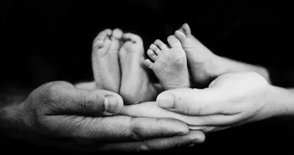 Twin sisters give birth on the same day, doctor is shocked when he sees the babies