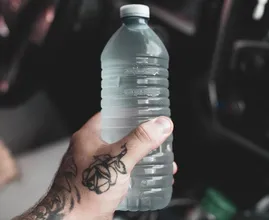 Comment réduire significativement votre consommation d'eau avec une bouteille en plastique